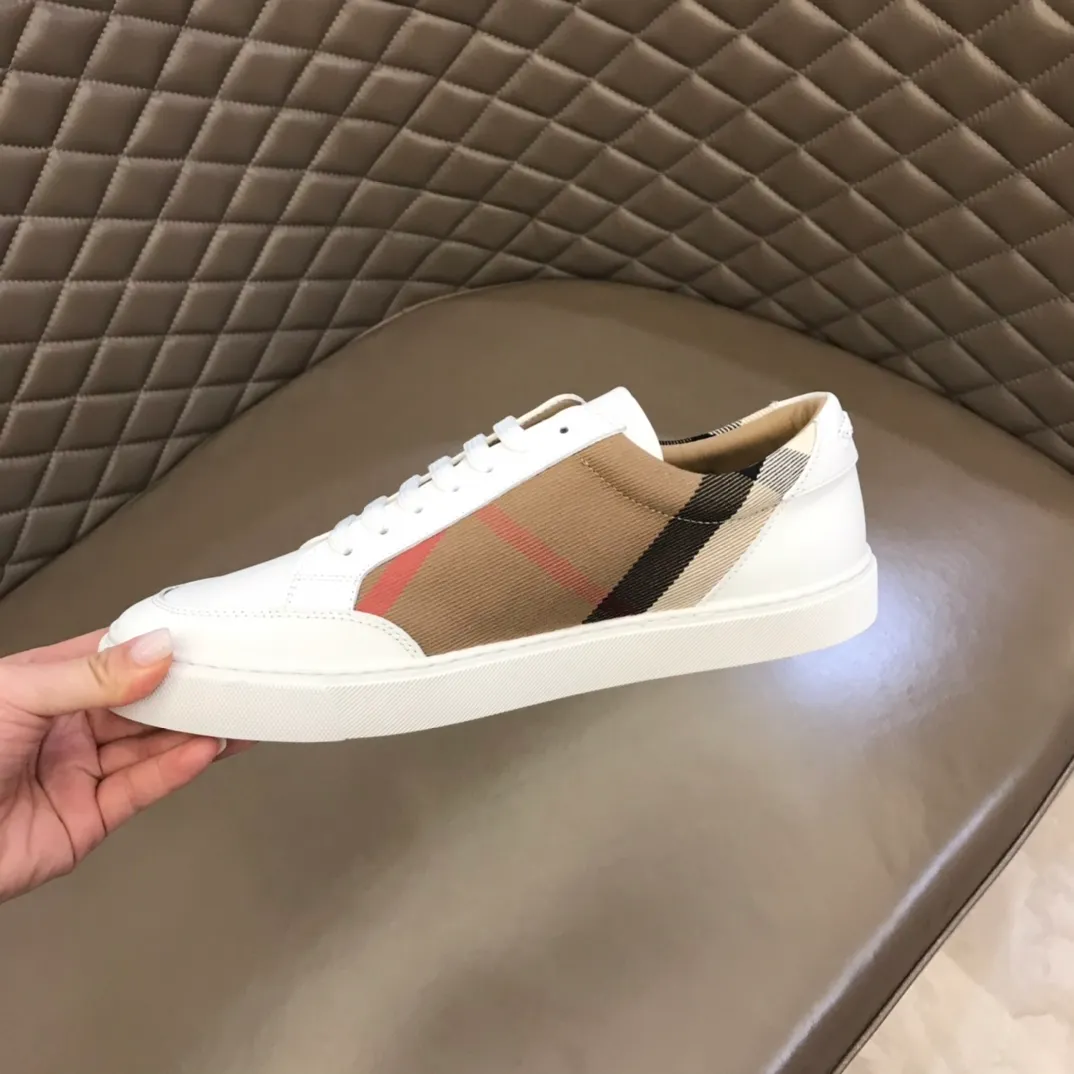 ¥380 ▫️B’s men’s classic low-top sneakers are reinterpreted in Vintage plaid cotton material and decorated with a new brand logo. First-grain cowhide lining, original outsole with Burberry lettering embossed logo on the heel! 38-45